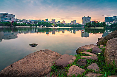 五月天喷水：夏日狂欢喷泉助力环保，五月天活动引发公众节水思考-3